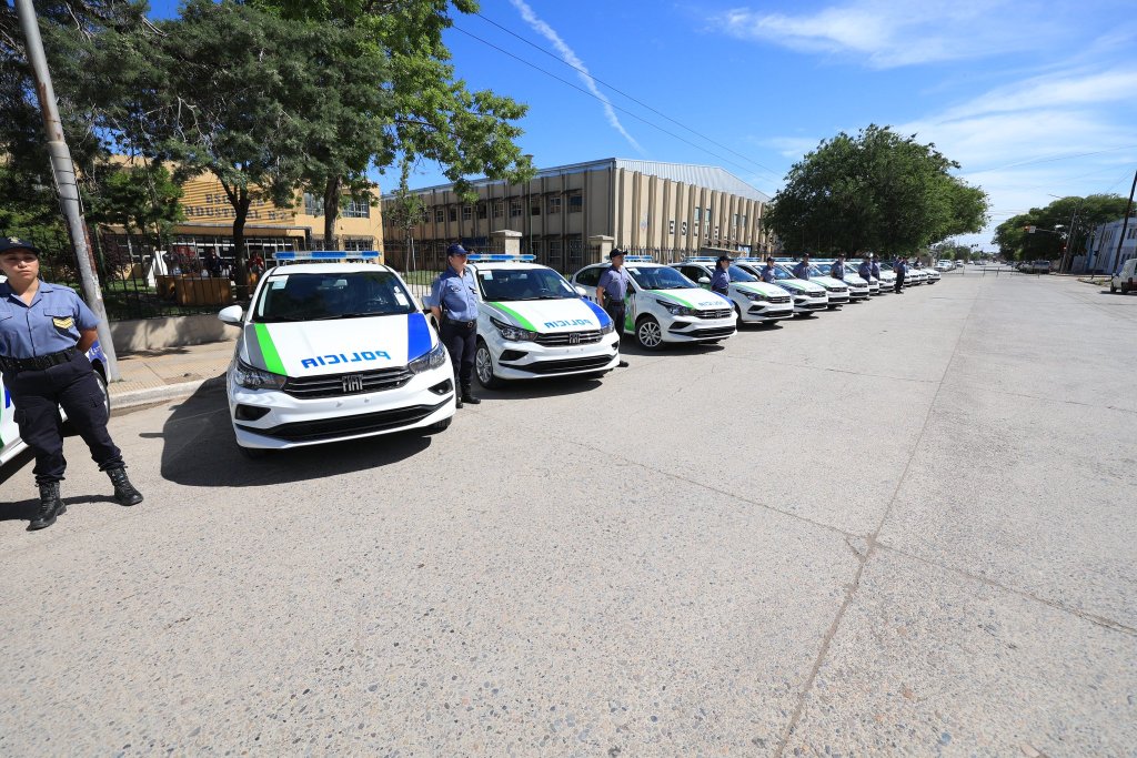 Weretilneck entregó nuevos vehículos a la Policía de Río Negro: “Vamos a reforzar la seguridad de los rionegrinos con más prevención y&nbsp;control”