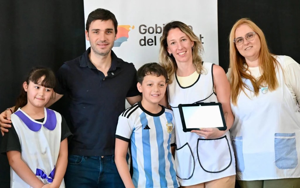 Ignacio Torres entregó tablets a estudiantes y prometió ampliación del Plan de&nbsp;Conectividad