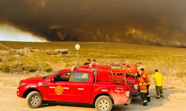 Dos incendios rurales avanzan sin control entre Ruta 3 y Ruta 8 en&nbsp;Chubut