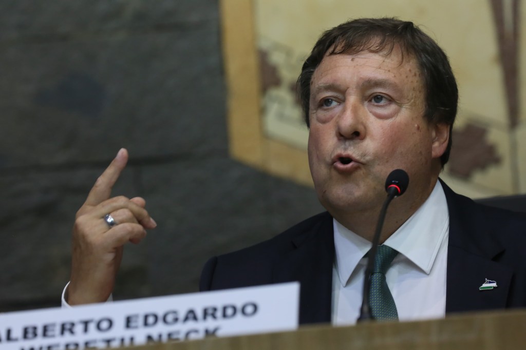 Con la mirada en el futuro: Weretilneck forma a los jóvenes rionegrinos y los hace parte del rumbo&nbsp;provincial