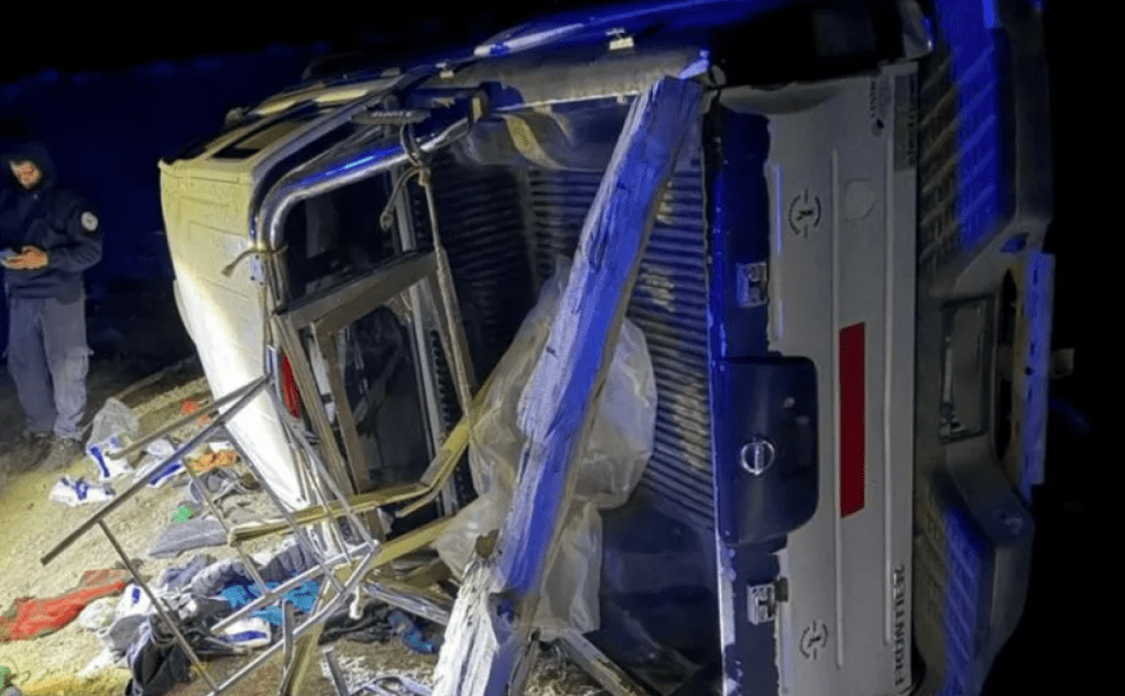 Un joven fue hospitalizado tras un estremecedor vuelco en una ruta de&nbsp;Neuquén