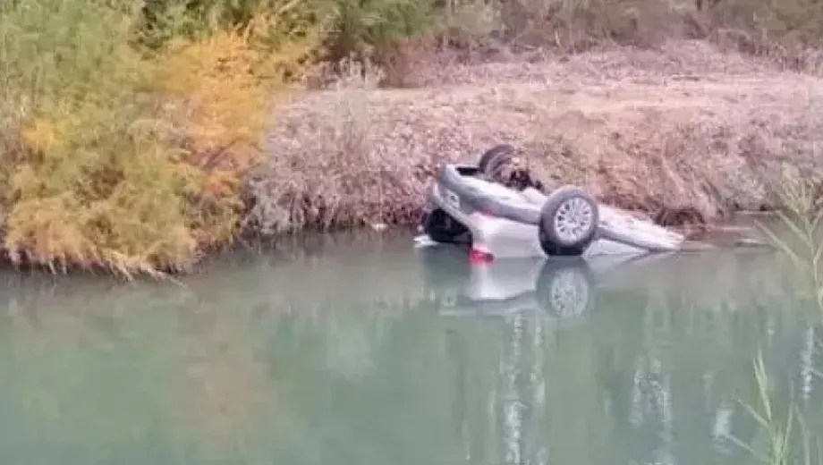 Murió un hombre tras caer con su auto a un canal de riego en Cinco&nbsp;Saltos