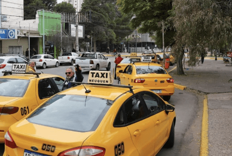 Taxistas de Neuquén buscan extender la antigüedad permitida de los&nbsp;vehículos