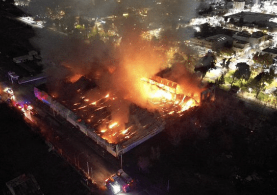 Voraz incendio destruyó un depósito de supermercado en&nbsp;Cipolletti