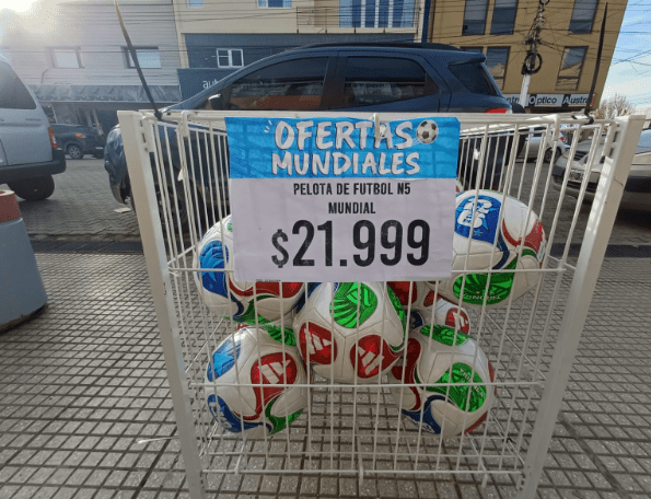 El Mundial ya mueve las ventas en Río Gallegos: camisetas, precios accesibles y más puestos en las&nbsp;calles