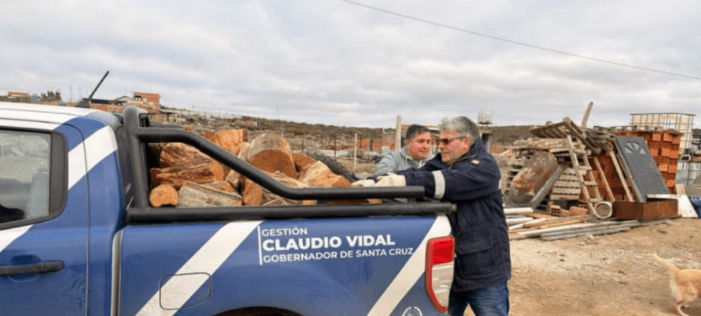 Vidal puso en marcha la distribución de leña en Río Gallegos para acompañar a las familias durante el&nbsp;invierno