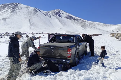 Heroico rescate en Neuquén: una turista caminó 15 kilómetros en la nieve para salvar a su familia