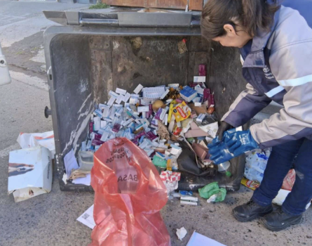 Alerta en pleno centro neuquino por el hallazgo de más de 30 kilos de medicamentos descartados en la vía pública