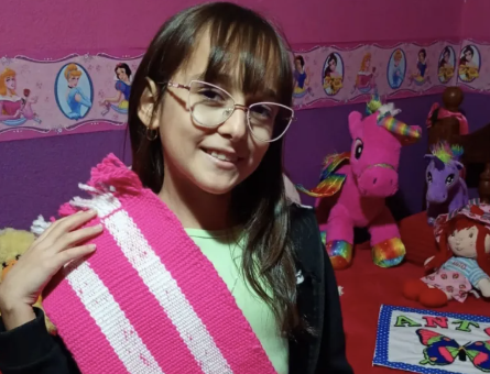 Una niña de Maquinchao se destaca por su talento en el telar mapuche