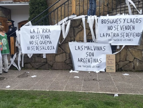 Protesta frente al hotel donde se alojaban jueces de la Corte en San Martín de los Andes